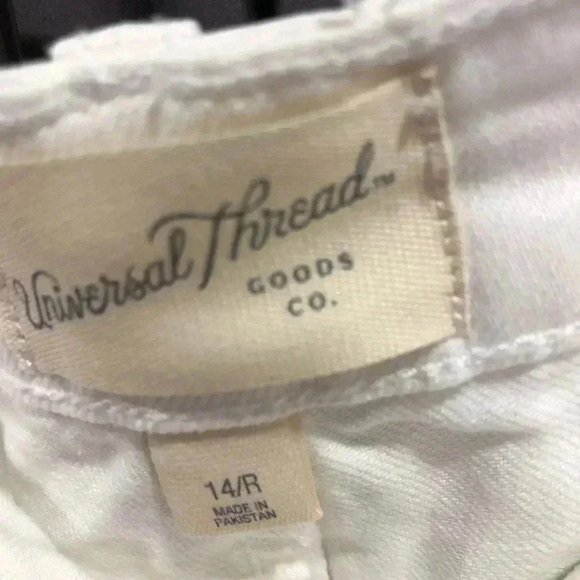 Universal Thread Ankle boot cut jeans, frayed hem line,5 pocket belt loop - Picture 4 of 7